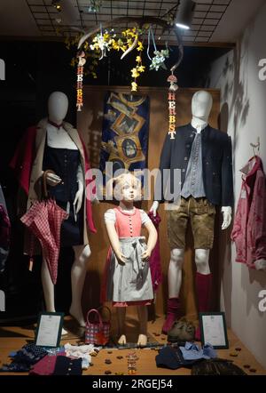 Traditionelle österreichische Kostüme im Schaufenster des Landhauses Trahten in Wien Stockfoto