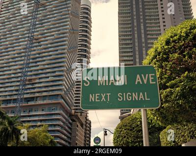 miami Metropolis Schild. miami Metropolis Schild auf der Straße. miami Metropolis Schild Stockfoto