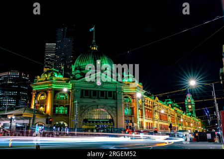 Alter Bahnhof mit leichten Wanderwegen, Flinders Station Stockfoto