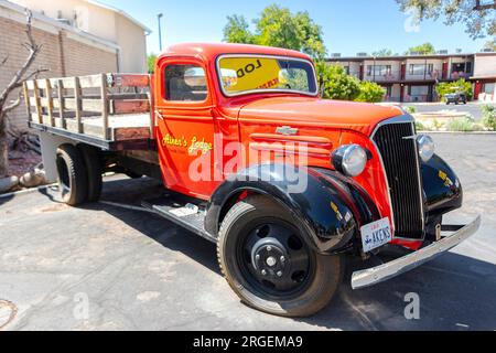 Ein alter roter 1930er 1937 Jahre alter chevrolet chevy american Truck parkt vor dem Aikens Lodge Motel und wirbt für Americana in Kanab Utah USA Stockfoto