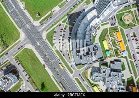 Blick von oben auf die Kreuzung im Wohngebiet der Stadt. Drohnenfoto von oben. Stockfoto