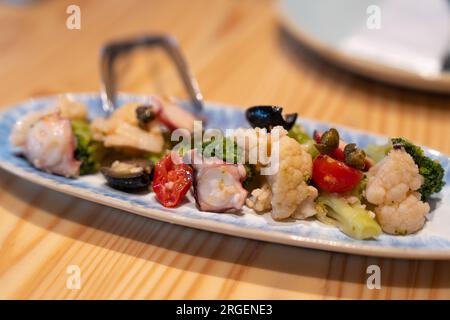 Gebratenes Gemüse mit Meeresfrüchten, gebratener Brokkoli mit Tintenfisch und süße Tomate. Stockfoto