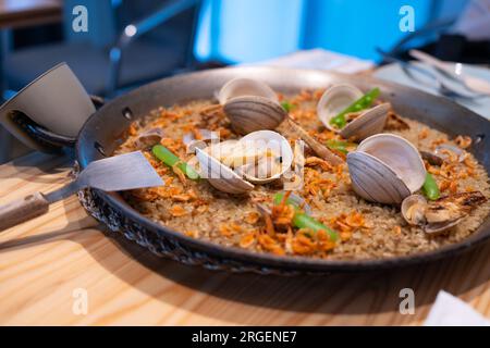 Paella traditionelle spanische Gerichte, Meeresfrüchte-Paella in der Pfanne mit Muscheln, Garnelen und grünen Bohnen. Stockfoto