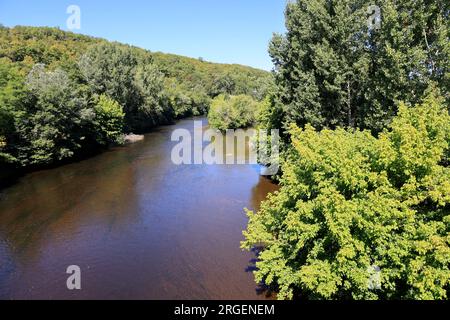 La Vézère rivière des hommes et des femmes de Cro-Magnon coule aux Eyzies de Tayac capitale mondiale de la préhistoire, Dordogne, Périgord, Frankreich, EU Stockfoto