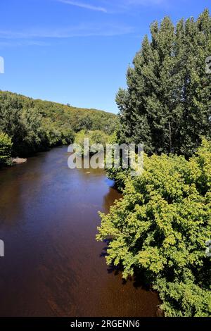 La Vézère rivière des hommes et des femmes de Cro-Magnon coule aux Eyzies de Tayac capitale mondiale de la préhistoire, Dordogne, Périgord, Frankreich, EU Stockfoto