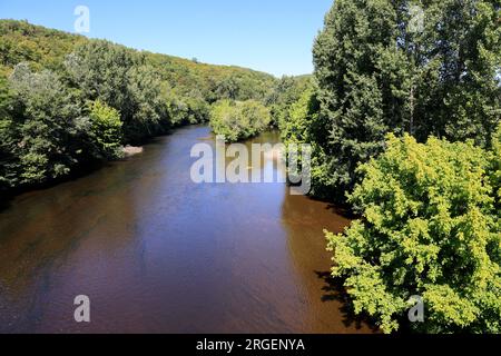 La Vézère rivière des hommes et des femmes de Cro-Magnon coule aux Eyzies de Tayac capitale mondiale de la préhistoire, Dordogne, Périgord, Frankreich, EU Stockfoto