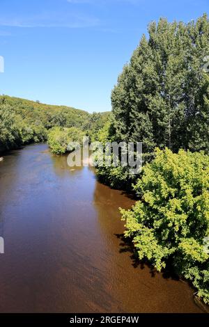 La Vézère rivière des hommes et des femmes de Cro-Magnon coule aux Eyzies de Tayac capitale mondiale de la préhistoire, Dordogne, Périgord, Frankreich, EU Stockfoto