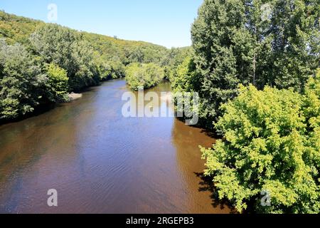 La Vézère rivière des hommes et des femmes de Cro-Magnon coule aux Eyzies de Tayac capitale mondiale de la préhistoire, Dordogne, Périgord, Frankreich, EU Stockfoto