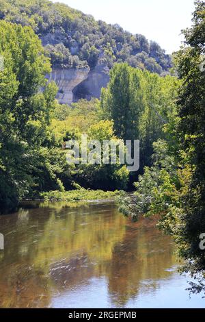 La Vézère rivière des hommes et des femmes de Cro-Magnon coule aux Eyzies de Tayac capitale mondiale de la préhistoire, Dordogne, Périgord, Frankreich, EU Stockfoto