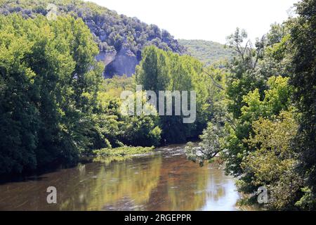 La Vézère rivière des hommes et des femmes de Cro-Magnon coule aux Eyzies de Tayac capitale mondiale de la préhistoire, Dordogne, Périgord, Frankreich, EU Stockfoto