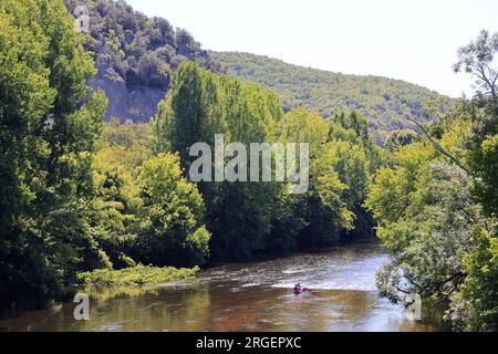 La Vézère rivière des hommes et des femmes de Cro-Magnon coule aux Eyzies de Tayac capitale mondiale de la préhistoire, Dordogne, Périgord, Frankreich, EU Stockfoto