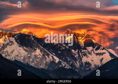 Nuptse, Everest und Lhotse bei Sonnenuntergang, gesehen von Tengboche, Nepal Stockfoto