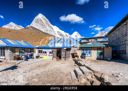 Kala Patthar und Pumori von Gorak Shep, Nepal gesehen Stockfoto