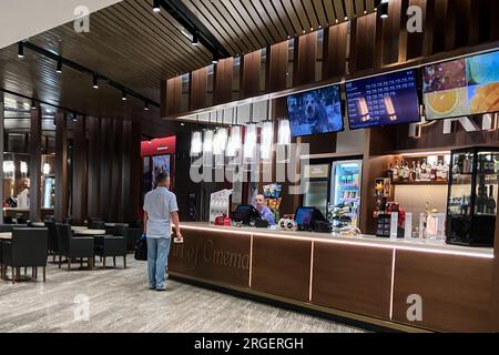 Moskau, Russland. 08. Aug. 2023. Ein Filmemacher steht an einer Kasse in einem Einkaufszentrum in Moskau. (Zu dpa: „Waiting for 'Barbie': Where Russia avoid Film Sanctions - and where not“) Kredit: Hannah Wagner/dpa/Alamy Live News Stockfoto