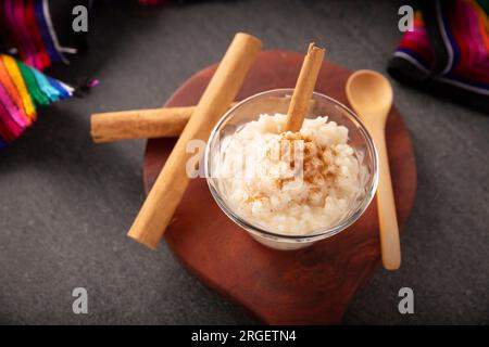 Reispudding. Süßes Gericht, das durch Kochen von Reis in Milch und Zucker hergestellt wird, einige Rezepte umfassen Zimt, Vanille oder andere Zutaten, es ist sehr einfach zu essen Stockfoto