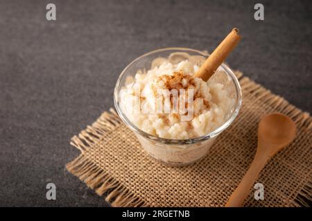 Reispudding. Süßes Gericht, das durch Kochen von Reis in Milch und Zucker hergestellt wird, einige Rezepte umfassen Zimt, Vanille oder andere Zutaten, es ist sehr einfach zu essen Stockfoto