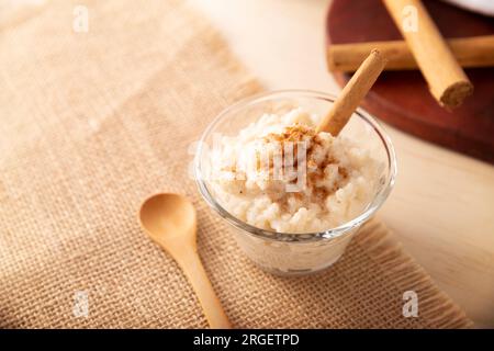 Reispudding. Süßes Gericht, das durch Kochen von Reis in Milch und Zucker hergestellt wird, einige Rezepte umfassen Zimt, Vanille oder andere Zutaten, es ist sehr einfach zu essen Stockfoto