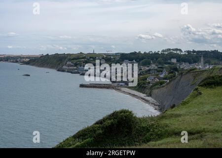 Arromanches-les-Bains, Frankreich - 07 21 2023: Blick auf das Meer, Pontons und die Stadt von den Klippen Stockfoto