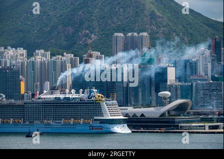 Hongkong. 4. Aug. 2023. Royal Caribbean InternationalÃ-s Spectrum of the Seas Docks am Kai Tak Cruise Terminal, die Emissionen in die angrenzende Gegend freisetzen. Da 18 Kreuzfahrtlinien planen, Hongkong zu besuchen, die Hunderte von Schiffen anlaufen, wird sich das Problem der Emissionen am Hafen für die Einwohner nur noch verschärfen, von denen viele keine andere Wahl haben, als in der Nähe dieser Schadstoffemittenten zu leben. (Credit Image: © Ben Marans/SOPA Images via ZUMA Press Wire) NUR ZUR REDAKTIONELLEN VERWENDUNG! Nicht für den kommerziellen GEBRAUCH! Stockfoto