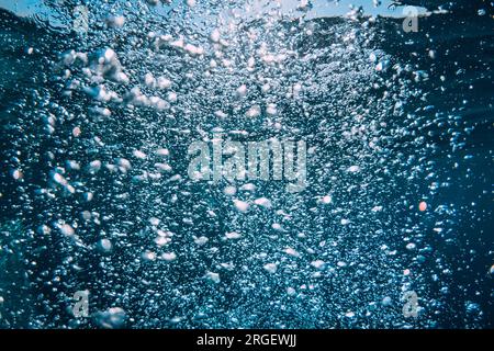 Blaue Unterwassertextur im Ozean. Blasen im transparenten Meer. Stockfoto