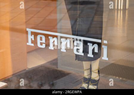 Mailand , Italien - 08 07 2023 : ferrari-Logo-Marke und Textschild Frontfenster Bekleidung Boutique Sportwagen Stockfoto