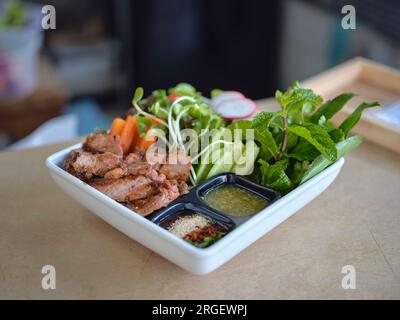 Thailändisches Essen. , Gegrilltes Schweinenacken, gegrilltes Schweinefleisch mit scharfer Sauce . Stockfoto