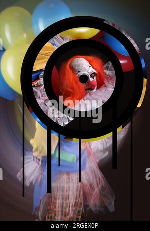 Halluzinationen. Gruseliger Clown mit Luftballons auf dunklem Hintergrund, verzerrtes Bild Stockfoto