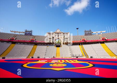 Barcelona. 8. Aug. 2023. Dieses Foto wurde am 8. August 2023 aufgenommen und zeigt das Olympiastadion der Lluis Companys vor dem Joan Gamper Trophy-freundlichen Fußballspiel zwischen dem FC Barcelona von Spanien und dem Totthenham Hotspur von England in Barcelona, Spanien. Kredit: Joan Gosa/Xinhua/Alamy Live News Stockfoto