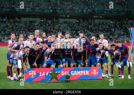 Barcelona, Spanien. 8. Aug. 2023. Die Spieler Barcelonas feiern nach dem Joan Gamper Trophy-freundlichen Fußballspiel zwischen dem FC Barcelona von Spanien und dem Totthenham Hotspur von England am 8. August 2023 in Barcelona, Spanien. Kredit: Joan Gosa/Xinhua/Alamy Live News Stockfoto