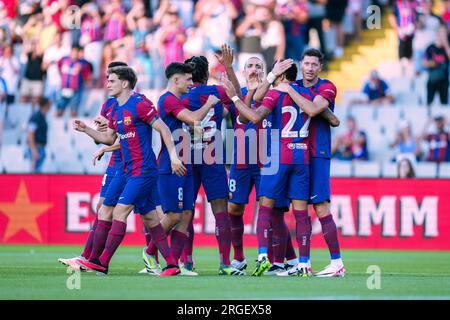 Barcelona, Spanien. 8. Aug. 2023. Die Spieler Barcelonas feiern am 8. August 2023 in Barcelona ein Tor beim Joan Gamper Trophy-freundlichen Fußballspiel zwischen dem FC Barcelona von Spanien und dem englischen Totthenham Hotspur von Barcelona. Kredit: Joan Gosa/Xinhua/Alamy Live News Stockfoto