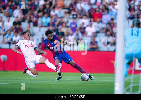 Barcelona, Spanien. 8. Aug. 2023. Barcelonas Alejandro Balde (R) spielt mit Totthenhams Pedro Porro während des Joan Gamper Trophy-freundlichen Fußballspiels zwischen dem FC Barcelona von Spanien und dem englischen Totthenham Hotspur in Barcelona, Spanien, am 8. August 2023. Kredit: Joan Gosa/Xinhua/Alamy Live News Stockfoto