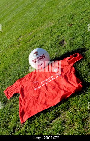 Abschluss mit Portugal Football oder Fußball-T-Shirt und Ballspielsport in der Gemeinde Alcanena, Portugal. Stadion Joaquim Maria Baptista Stockfoto