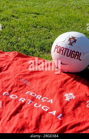 Abschluss mit Portugal Football oder Fußball-T-Shirt und Ballspielsport in der Gemeinde Alcanena, Portugal. Stadion Joaquim Maria Baptista Stockfoto