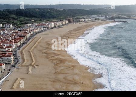 Stadt Nazare, Portugal - Blick unter die Klippen. Blick von oben auf die Stadt Nazare und den Sandstrand. Die größten Wellen der Welt sind in Nazare, Leiria Distric Stockfoto