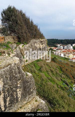 Stadt Nazare, Portugal - Blick unter die Klippen. Blick von oben auf die Stadt Nazare und den Sandstrand. Die größten Wellen der Welt sind in Nazare, Leiria Distric Stockfoto