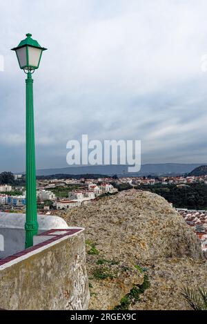 Stadt Nazare, Portugal - Blick unter die Klippen. Blick von oben auf die Stadt Nazare und den Sandstrand. Die größten Wellen der Welt sind in Nazare, Leiria Distric Stockfoto