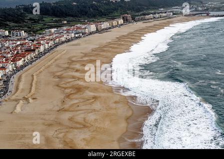 Stadt Nazare, Portugal - Blick unter die Klippen. Blick von oben auf die Stadt Nazare und den Sandstrand. Die größten Wellen der Welt sind in Nazare, Leiria Distric Stockfoto