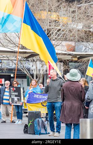 Demonstranten auf einer Pro-Ukraine-Rallye in Sydney, Australien, stehen mit den blauen und gelben Nationalfarben und ukrainischen Flaggen Stockfoto