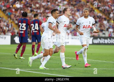 Sabadell, Barcelona, Spanien. 8. Aug. 2023. Barcelona Spanien 08.08.2023 Sergio Region (Tottenham Hotspur ), Richarlison (Tottenham Hotspur ) und Oliver Skipp (Tottenham Hotspur ) feiern das zweite Tor seines Teams während der Joan Gamper Trophäe zwischen dem FC Barcelona und Tottenham Hotspur auf der Estadi Olimpic Lluis Companys am 08. August 2022 in Barcelona. (Kreditbild: © Xavi Urgeles/ZUMA Press Wire) NUR REDAKTIONELLE VERWENDUNG! Nicht für den kommerziellen GEBRAUCH! Stockfoto