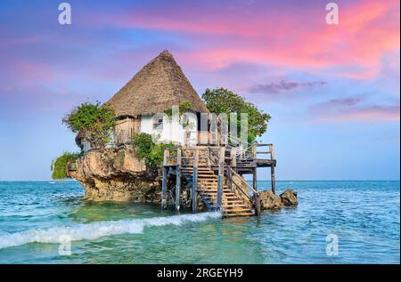 The Rock Restaurant, Pingwe, Halbinsel Michamvi, Sansibar, Tansania, Ostafrika Stockfoto