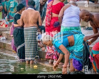 Varanasi, Indien - 12. November 2015. Hinduistische Pilger, die während des jährlichen Diwali Festival of Lights im Ganges gebadet haben. Stockfoto