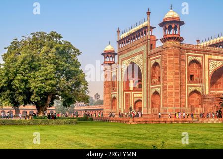 Agra, Indien - 14. November 2015. Das wunderschöne große Tor, auch bekannt als Darwaza-i rauza, das Haupttor zum Taj Mahal. Stockfoto