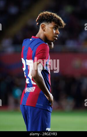 Barcelona, Spanien. 8. Aug. 2023. Lamine Yamal in Aktion während des Joan Gamper Trophy-Spiels zwischen dem FC Barcelona und Tottenham Hotspur bei den Estadi Olimpic Lluis Companys in Barcelona, Spanien. Kredit: Christian Bertrand/Alamy Live News Stockfoto