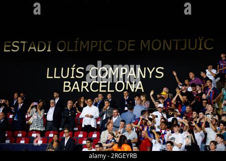 Barcelona, Spanien. 8. Aug. 2023. Die Menge in Aktion während des Joan Gamper Trophy-Spiels zwischen dem FC Barcelona und Tottenham Hotspur bei den Estadi Olimpic Lluis Companys in Barcelona, Spanien. Kredit: Christian Bertrand/Alamy Live News Stockfoto