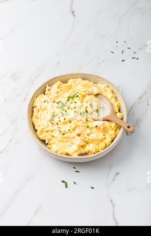 Hausgemachter Eieraufstrich mit Zwiebeln, Speck und Schnittlauch auf Marmorhintergrund Stockfoto