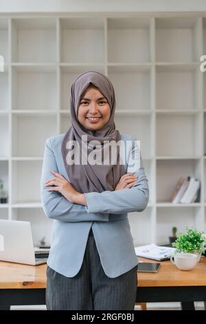 Porträt einer selbstbewussten muslimischen Geschäftsfrau im Hijab-Steharbeitsplatz im Amt Stockfoto