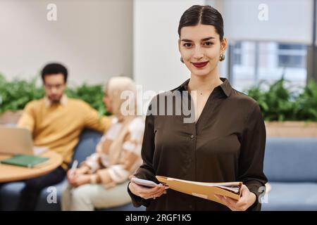 Porträt einer wunderschönen jungen Frau mit rotem Lippenstift 9in-Büro und selbstbewusstem Lächeln vor der Kamera, Kopierraum Stockfoto