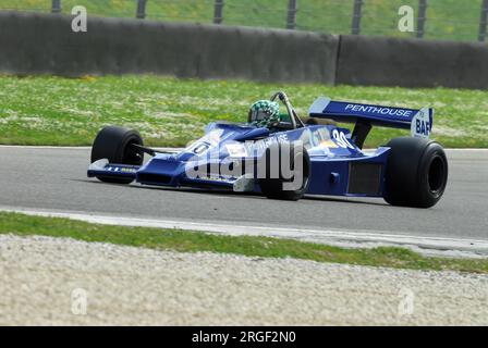 Mugello Circuit, 1. April 2007: Unbekannter Lauf auf dem historischen F1 1977 Penthouse Rizla Racing Hesketh 308E Ex Rupert Keegan auf dem Mugello Circuit während Mugello H Stockfoto