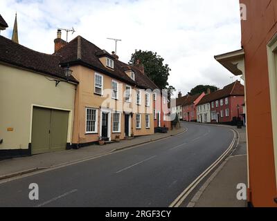 Blick auf die Hauptstraße in Thaxted, Essex, Großbritannien. Stockfoto