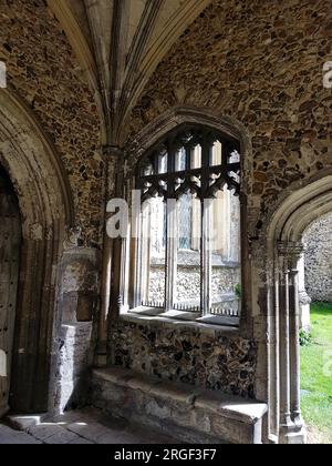 Blick auf den Kircheneingang in Thaxted, Essex, Großbritannien. Stockfoto